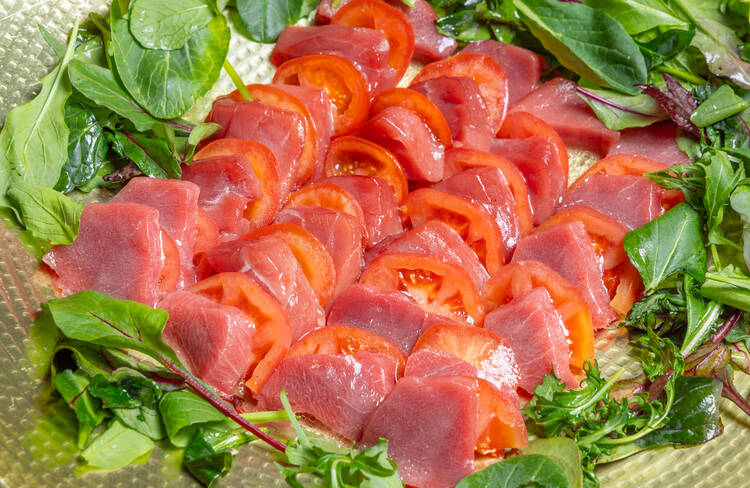 本鮪・赤身と完熟トマトのカルパッチョ