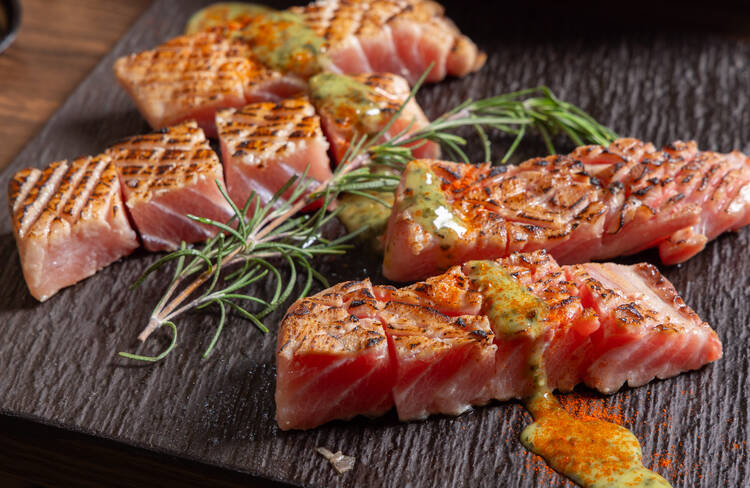 本鮪のハラミステーキ バジリコソース