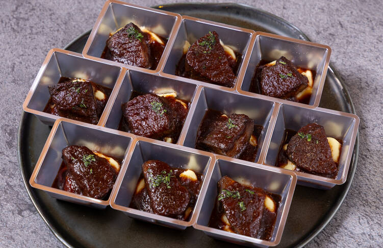 牛タンの赤ワイン煮込み マッシュポテト添え