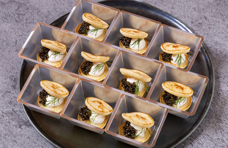 キャビアとサワークリームのブリニサンド