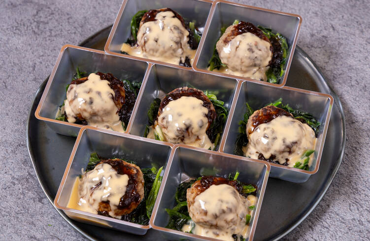 名物 ハンバーグ チェダーチーズソース