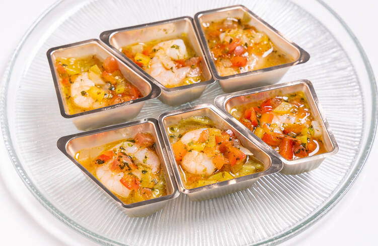 プリっとした海老のマリネ w/ワカモレ