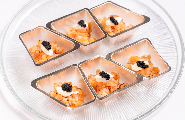 北海桜サーモンのタルタル サワークリームとキャビア