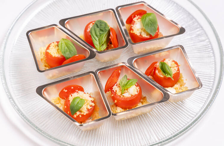 写真映えのサラダ「トマトファルシ」