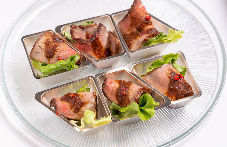 焦がしオニオンが香るローストビーフ