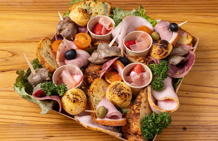 こだわりのビストロメニューを詰め込んだバラエティープレート