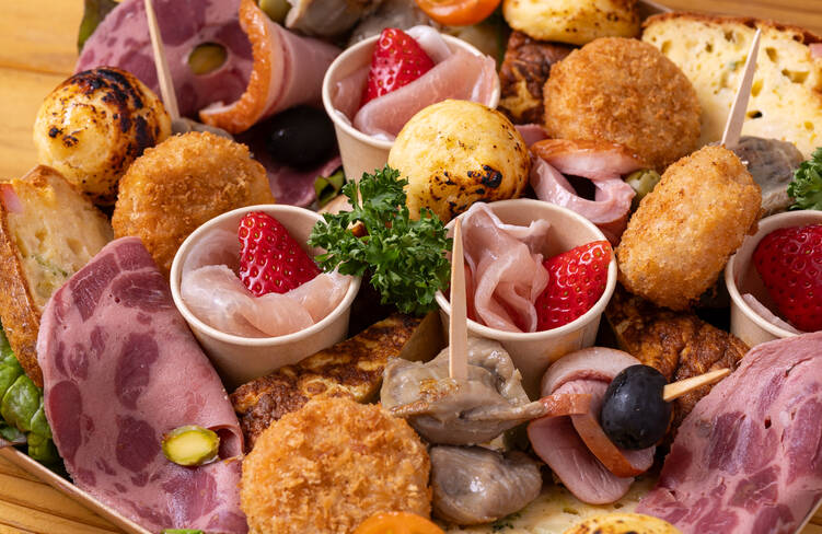 バラエティープレートには、内容がひと目で分かる【お品書き】付きでお届けします。