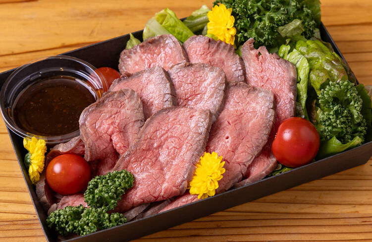 やわらかく仕上げた国産牛ローストビーフ～レフォールソース～