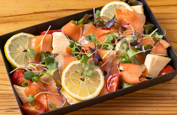 スモークサーモンと燻製チーズ