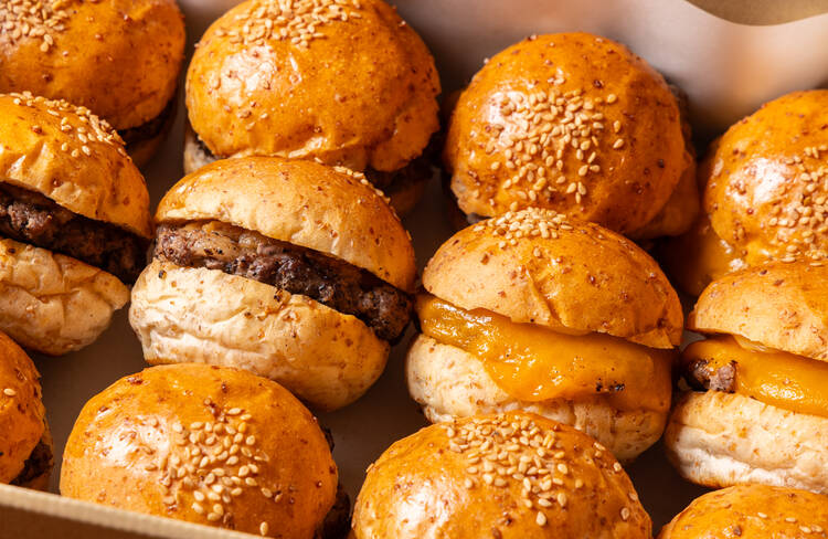 和牛の旨み際立つ「ハンバーガー」・濃厚チーズがとろける「チーズバーガー」