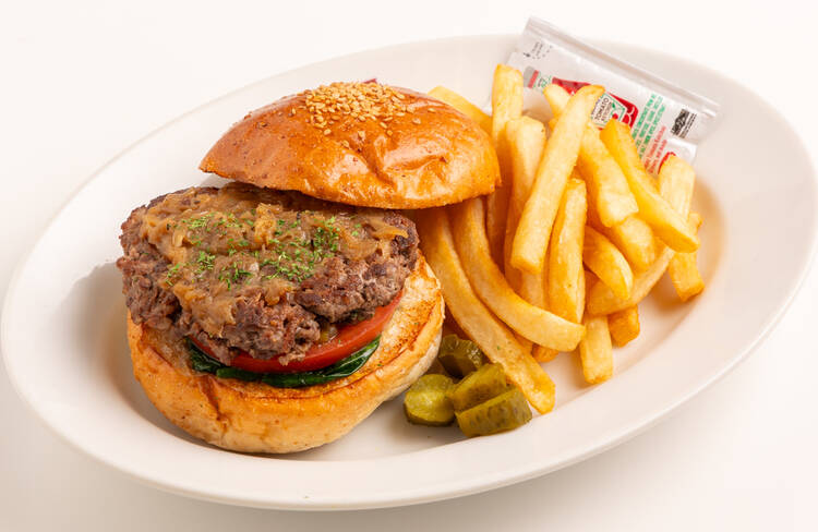黒毛和牛100％の旨味と自家製オニオンソースがガツン！と味わえる「ハンバーガー」