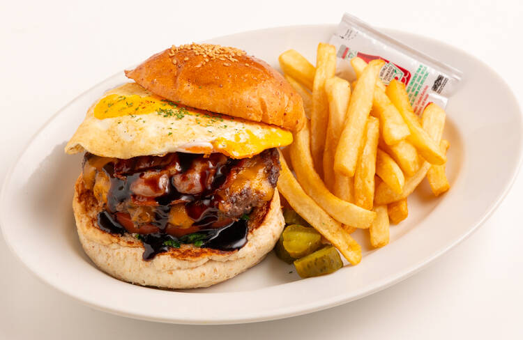 チーズ、ベーコン、エッグ、バルサミコソースが入ったボリューム満点の「中目黒バーガー」