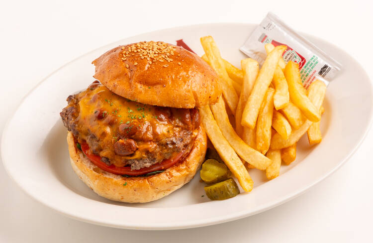 じっくり煮込んだHOTソースとまろやかなチーズがやみつきになる「チリチーズバーガー」