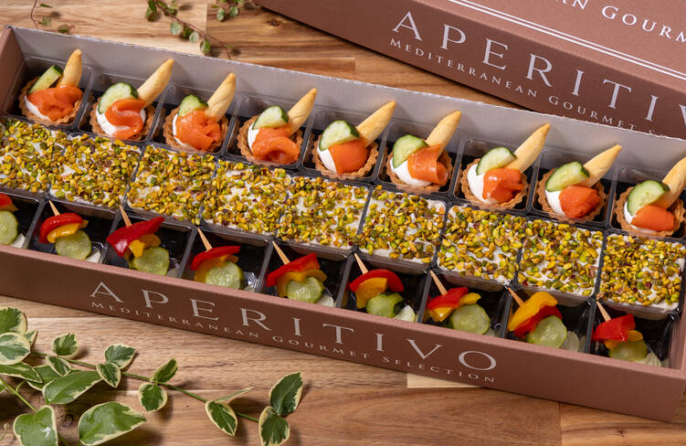 スモークサーモンとクリームチーズのタルト、アンチョビポテトサラダ-クラッシュピスタチオ- ミニスプーン付、彩り野菜のピクルス ピンチョス