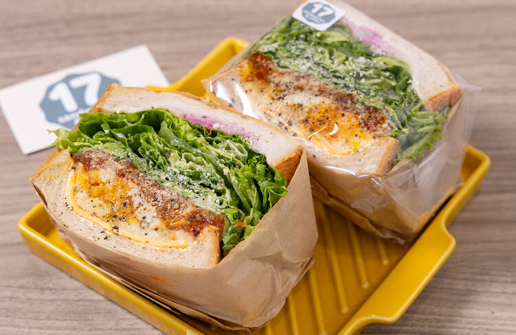 牛すじとたっぷりビーフのトマト煮込みサンド