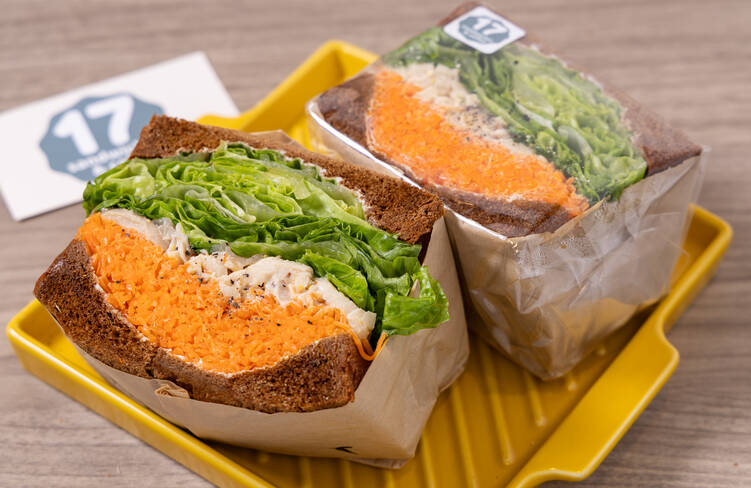 しっとりサラダチキン&たっぷりキャロットラペサンド