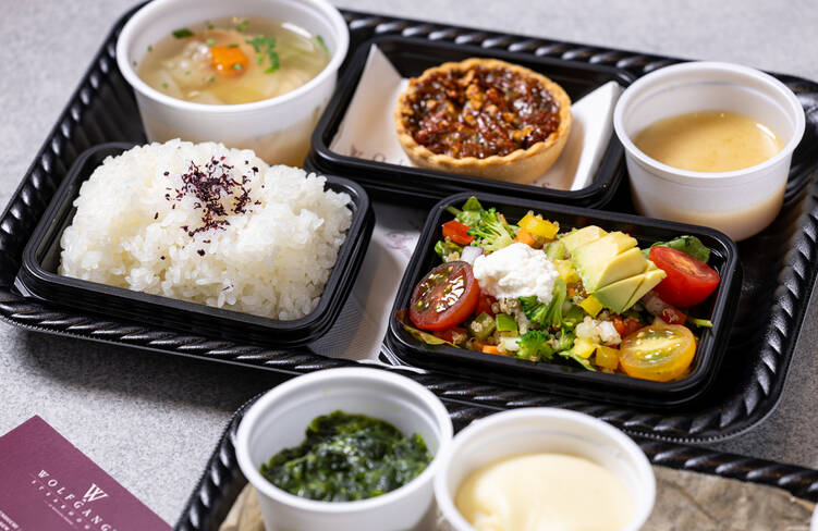 150gのサーロインステーキを中心に前菜からデザートまでウルフギャングのこだわりのお料理をバランス良くお詰めしました。