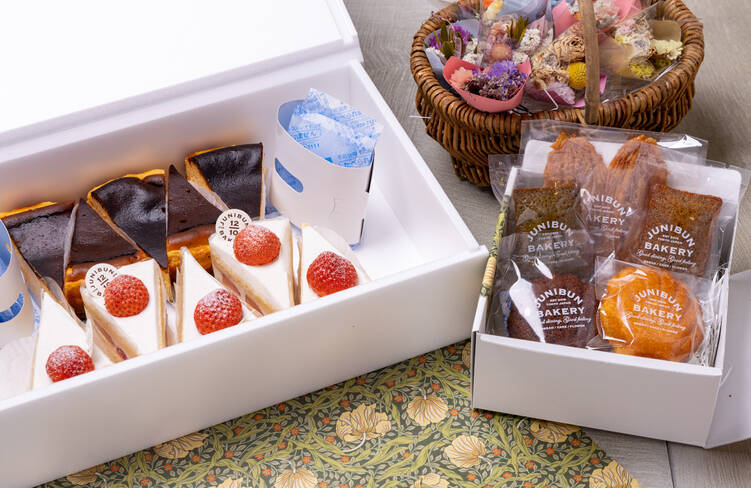 お届けイメージ。ケーキは保冷箱、焼菓子はギフト箱に入れてお届けいたします。