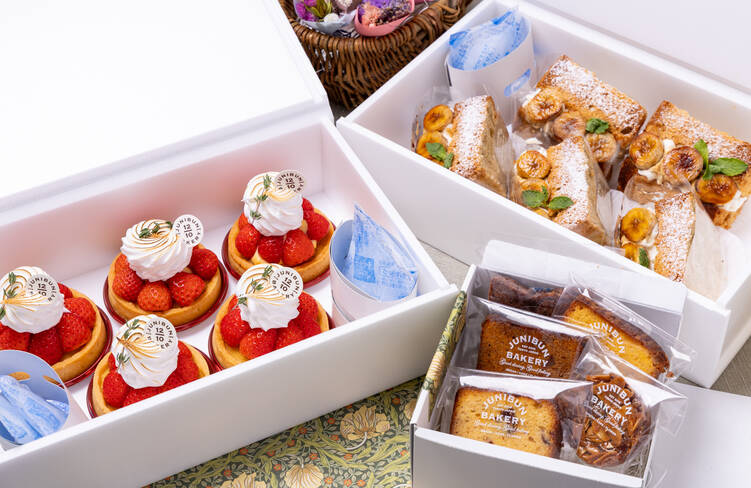 お届けイメージ。ケーキは保冷箱、焼菓子はギフト箱に入れてお届けいたします。