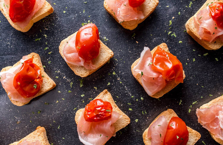 生ハムとドライトマトのカナッペ