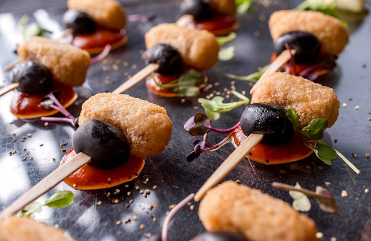 ハモンセラーノ入りクロケッタと黒オリーブのピンチョス