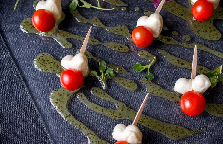 カプレーゼ・クオーレ ～ハートモッツァレラとトマトの一口ピンチョス～