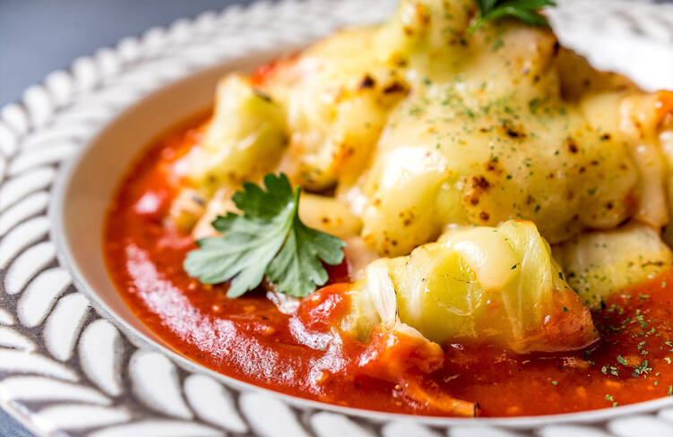 【温製】とろけるチーズとプチロールキャベツのトマト煮込み