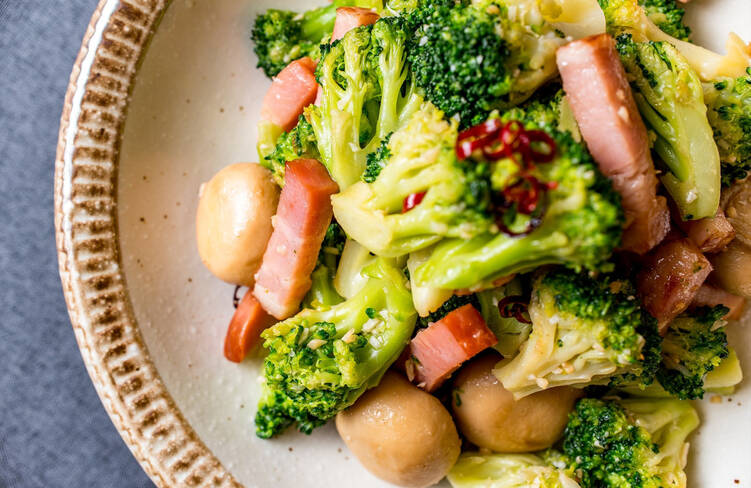 ブロッコリーとマッシュルームとベーコンのガーリックマリネ