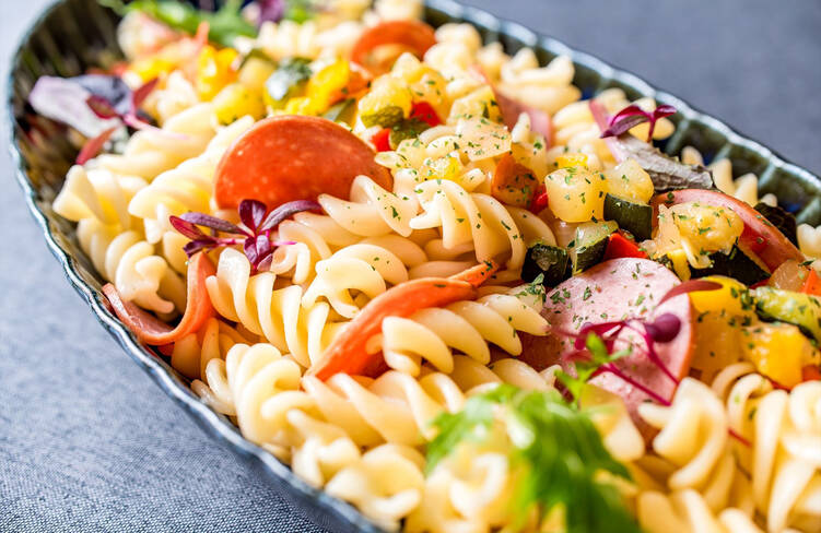 彩り野菜とポークサラミのパスタサラダ