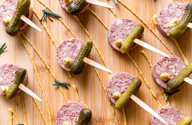 コルニッションとパテ・ド・カンパーニュのピンチョス