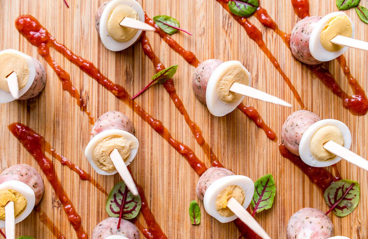 ハーブフランクとウズラ卵のピンチョス