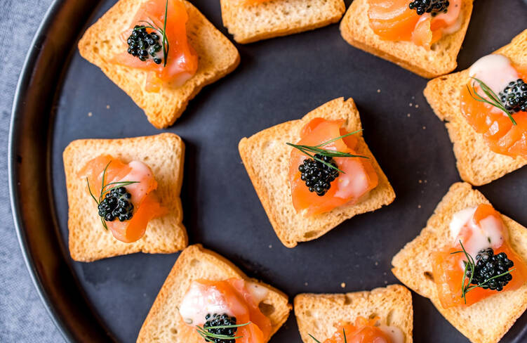 キャビアとサーモンのブルスケッタ