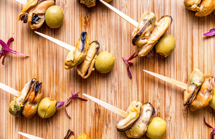 ムール貝とスタッフドオリーブのピンチョス