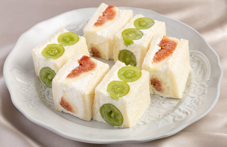 どこから食べてもフルーツが零れる