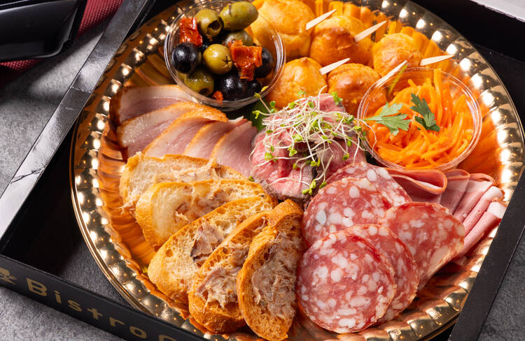 お飲み物を片手にフレンチを手軽に味わえるラインナップ