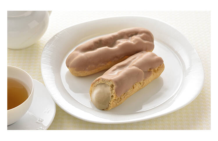 コーヒー風味のチョコでコーティングされ、コーヒーカスタードがたっぷりつまったモカエクレア
