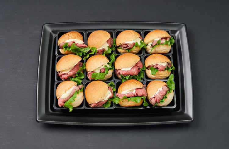 ローストビーフのスライダーバーガー※仕入れの都合により、〜3/1までローストビーフバーガーはイングリッシュマフィンでのご提供になります。予めご了承ください。