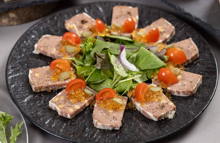 ポークとチキンのクラシックテリーヌ～コンソメゼリー添え～