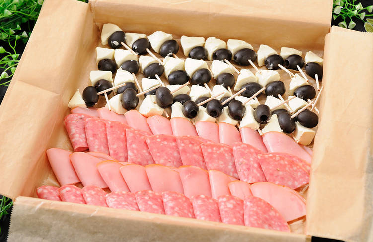 おつまみハムの盛り合わせ(クラフトタイプ)、オリーブとクリームチーズのピンチョス