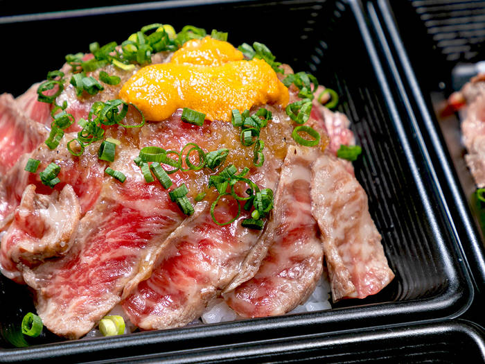 黒毛和牛ランプステーキの贅沢うにく丼と握り寿司入り特上和食デリバリープラン みや シェフコレ