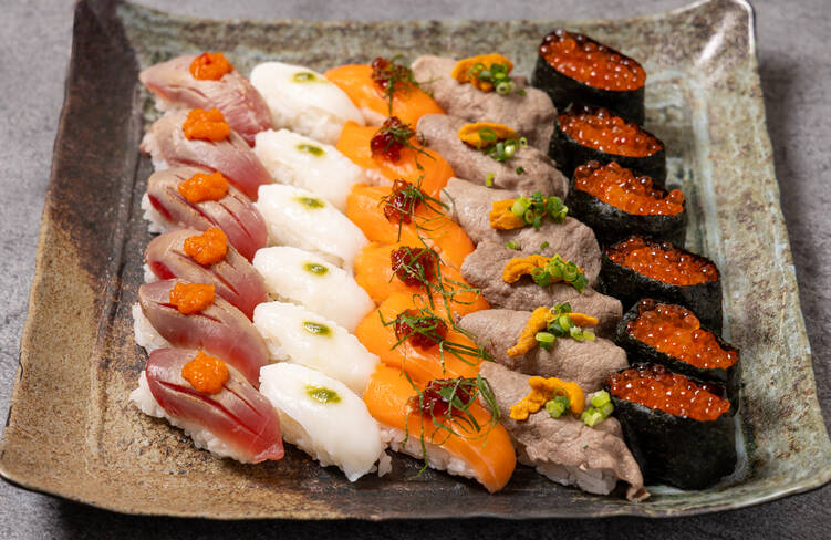 紅葉おろしの炙りまぐろ/抹茶塩で食べる烏賊/ポン酢ジュレで食べるサーモン/雲丹の肉寿司/いくら(1人各1貫ずつ)