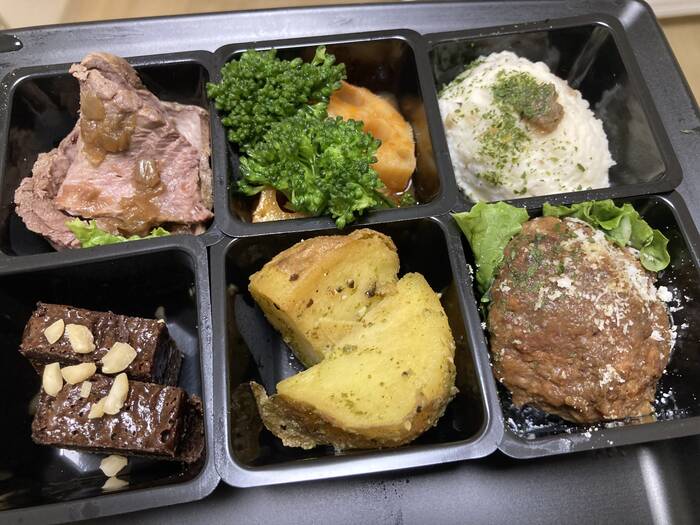 食べてる途中で、写真を撮り忘れていたことに気づいたので一部のおかずのみの写真です。