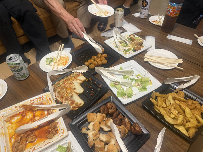 コスパが良く、両氏はあっという間になくなっていきました。紙製のトングがついてきたのも良かったです!