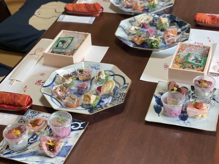 少人数ですのでお皿に移し替えました。
また、吹き寄せ寿司のお弁当もよそから取り寄せました。