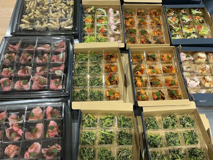 キッチンスペースの台に乗せ切らず、まずは食事分からスタート。