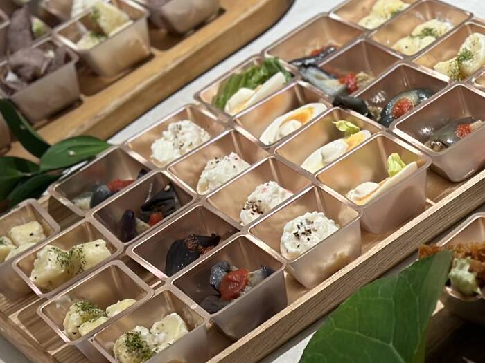 ゴールドの小分け入れもパーティーシーンが華やかに