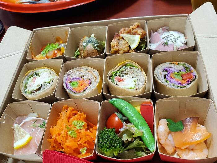 奥のお寿司は別物です。ガレットをハムチーズからマスタードチキンに変えました。おいしかったです。