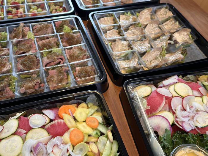 サラダが珍しいお野菜が多く綺麗で新鮮で良かったです!