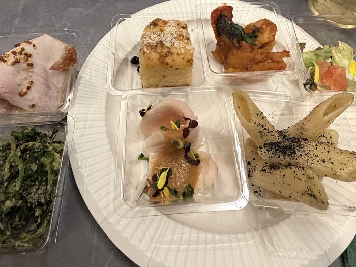 今回頼んだ1人1000円のケータリングです。