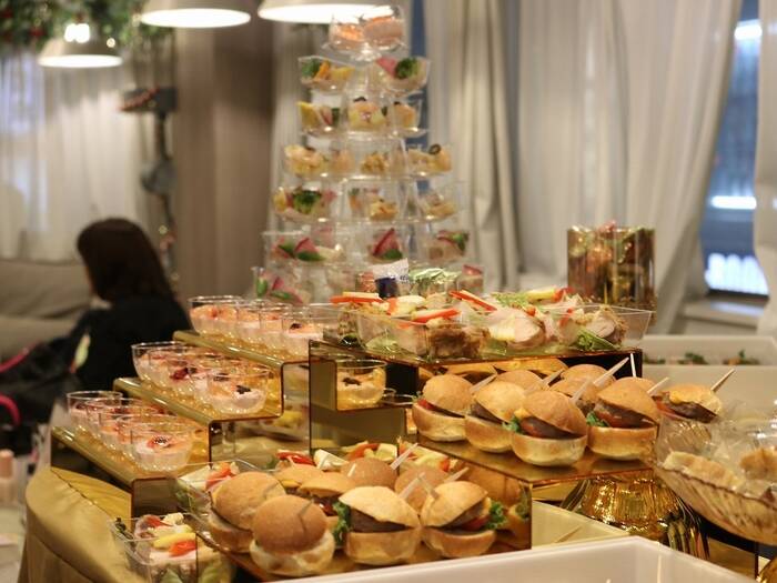 こちらで用意したお皿などに盛り付けして映える演出をさせて頂きました。